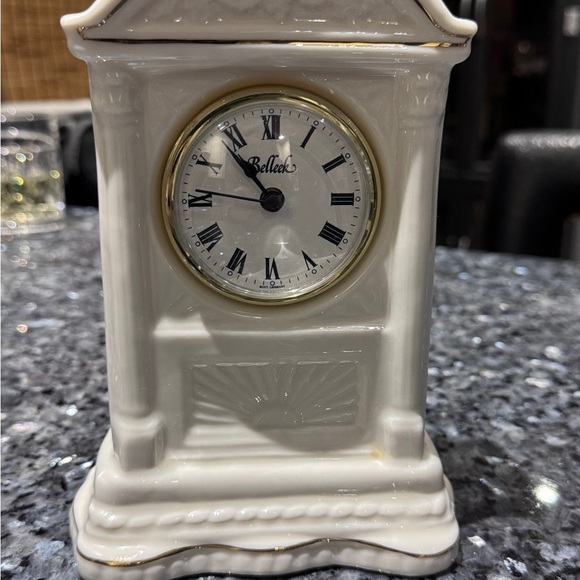 🕰️ ✨ Vintage Belleek Irish Porcelain Mantel Clock — Timeless Elegance! ✨ - Picture 15 of 16
